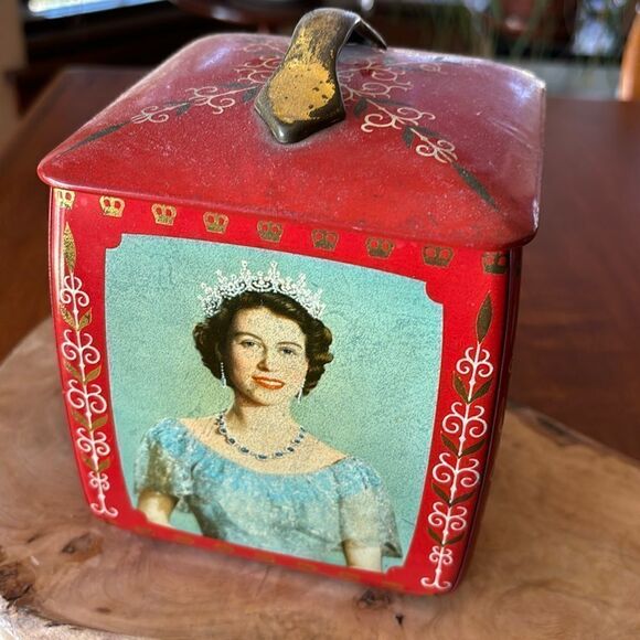 Historic candy tin with beautiful images of Queen Elizabeth and Prince Phillip - Picture 1 of 9